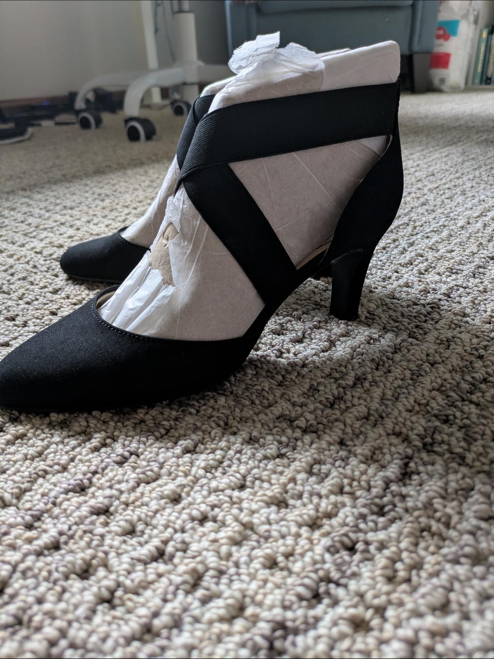 Women's Black Crisscross Mid Heel Pumps